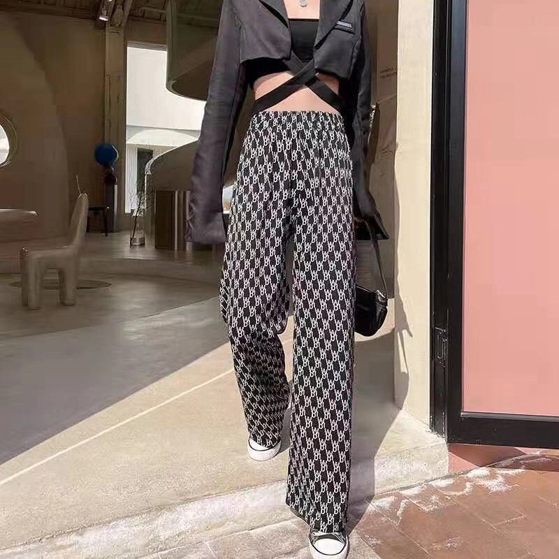Quần ống rộng họa tiết chữ