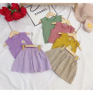 Bộ ba lỗ hoa cúc quần váy kẻ bé gái