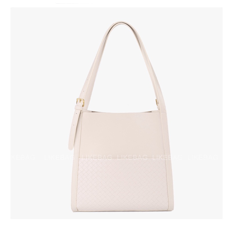 Túi đeo vai thời trang LIKEBAG vân chìm kèm móc gấu 225DJ0596 - LIBAGI