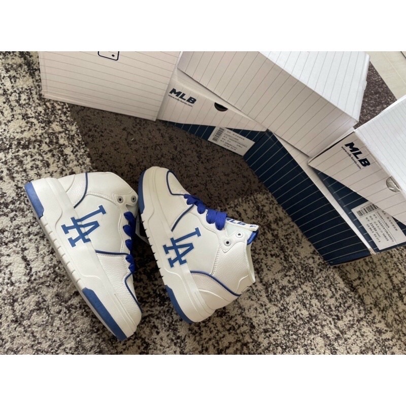 GIÀY M.L.B CHUNKY LINER HIGH LA WHITE BLUE TRẮNG XANH LAI AU