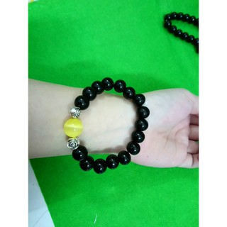 chuỗi đeo tay phong thủy hạt đá đen mỗi hạt 10li. hạt vàng đá mắt mèo 12li. Giá 50k 1 chuỗi. hàng siêu đẹp.