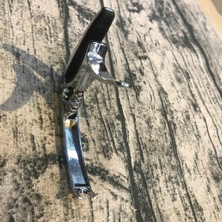 Capo đàn guitar cao cấp(có móc rút chốt hỗ trợ thay dây đàn)