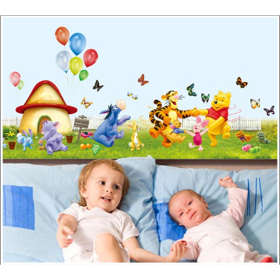 Decal trang trí Gấu POOH vui chơi cùng các Bạn