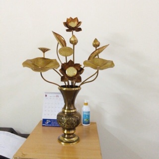 Mua Combo 1 lọ hoa bằng đồng cao 30cm + 1 bó sen giả cổ 70cm.
