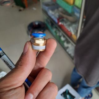 Cút đầu bơm ra ống 8 phun sương.