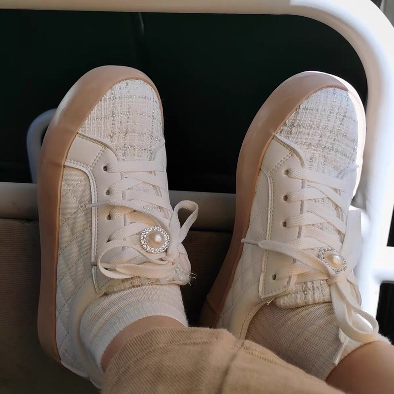 Giày thể thao đế bánh mì nâu vải dạ trắng phối kèm ảnh thật