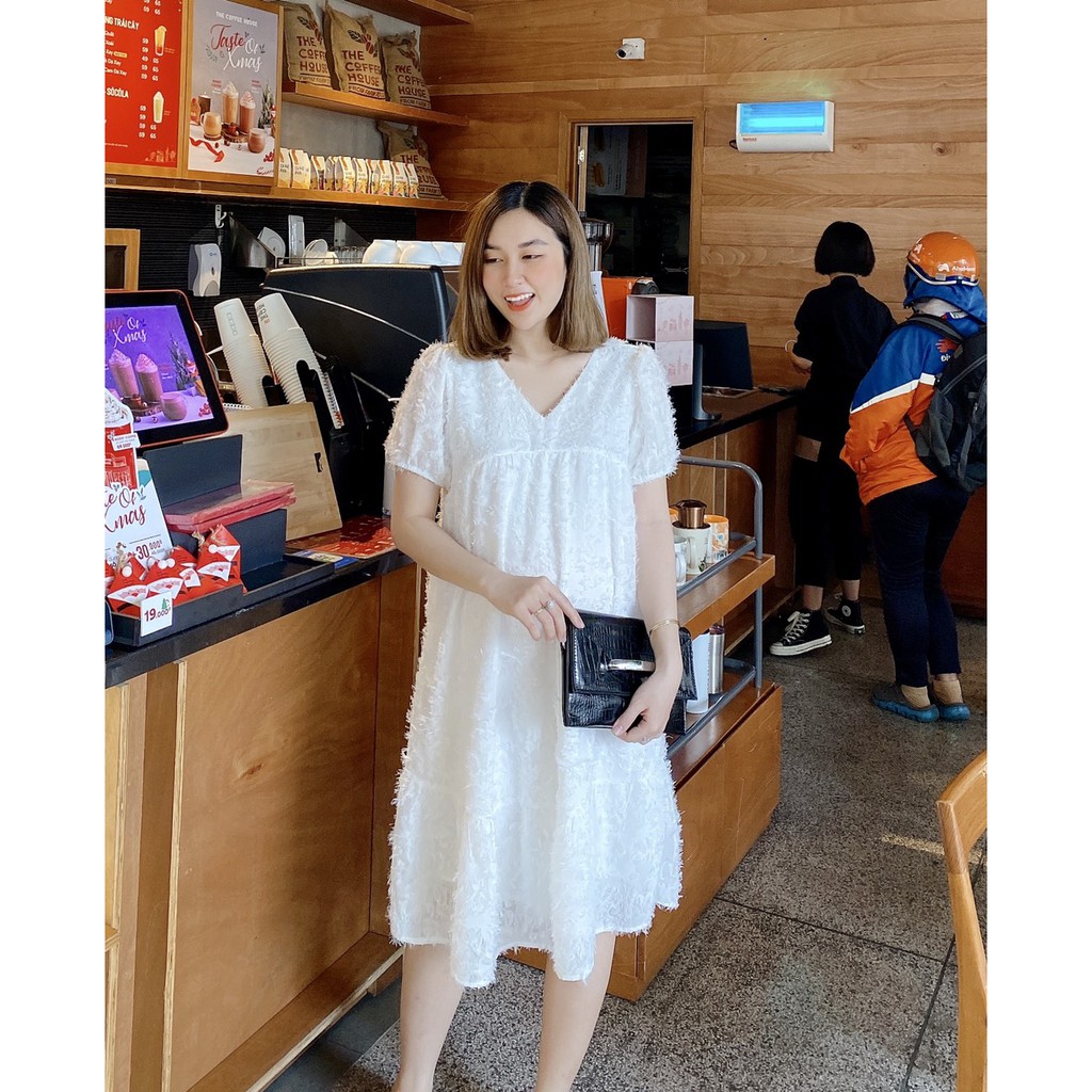 Đầm Bầu cổ chéo trắng sang chảnh