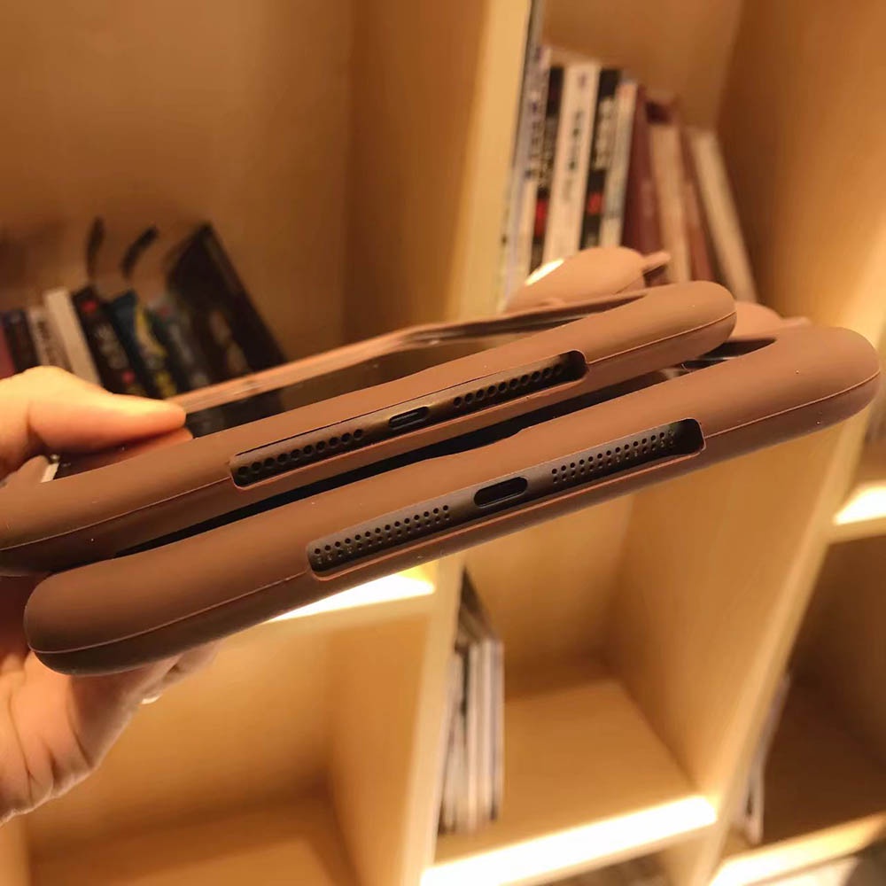 Ốp máy tính bảng gắn hình chú gấu Brown Apple iPad7th iPad8th iPad9 iPad10.2 iPad2 iPad3  iPad4 Air air2 mini1 mini2 mini3 mini4 mini5 iPad5 iPad6 Pro10.5 iPad9.7 Cover
