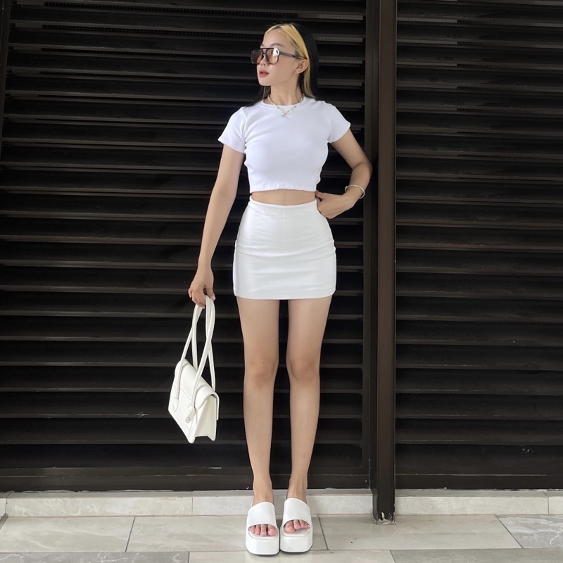 Áo và chân váy trơn đơn giản, ôm sát có quần trong chất siêu dày dặn