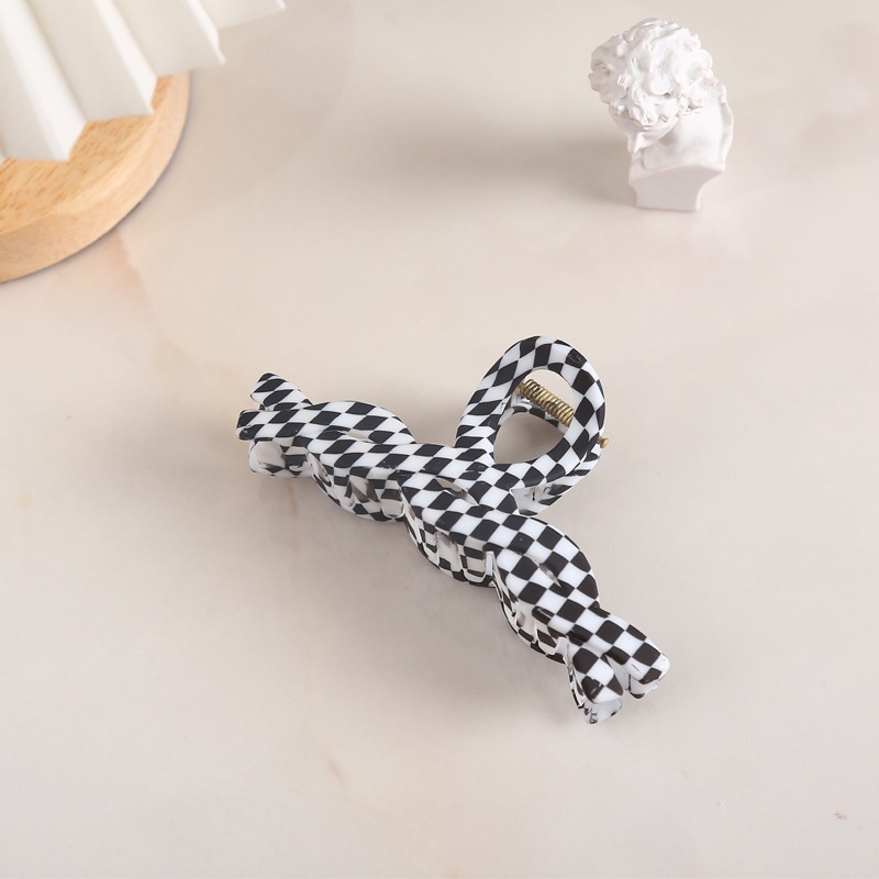 Kẹp tóc nhựa kẻ ca rô trắng đen
