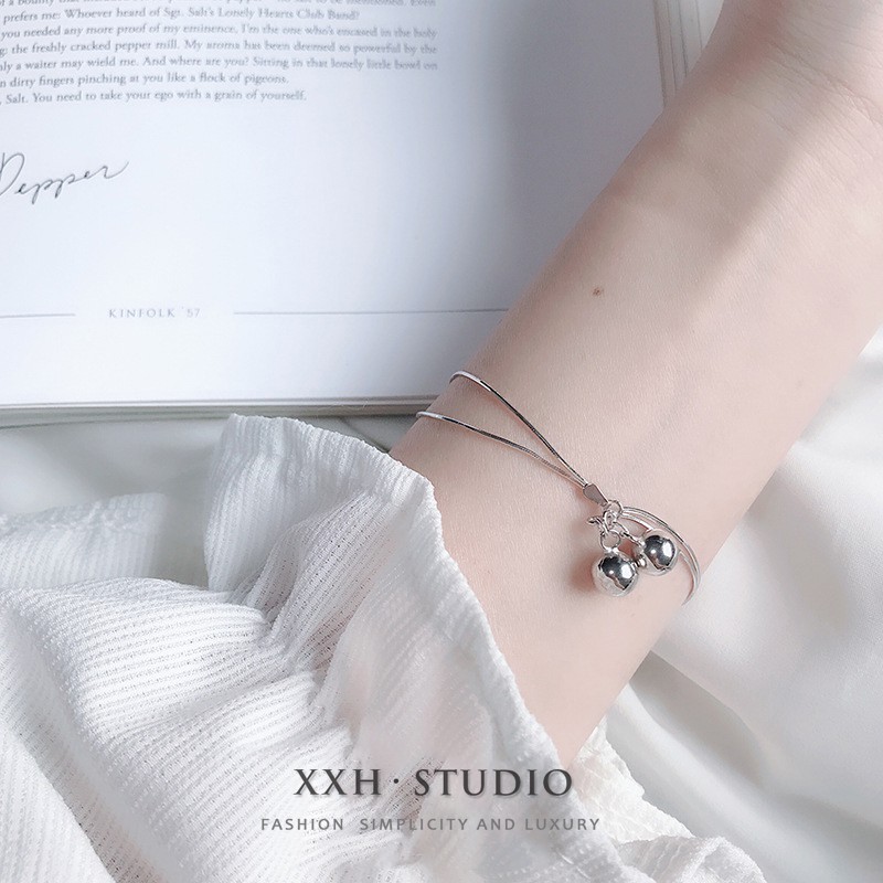 Lắc tay nữ titan không đen 2 cái chuông