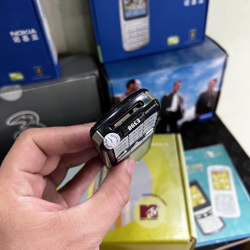 NGUYÊN ZIN, chính hãng điện thoại cổ Motorola e398