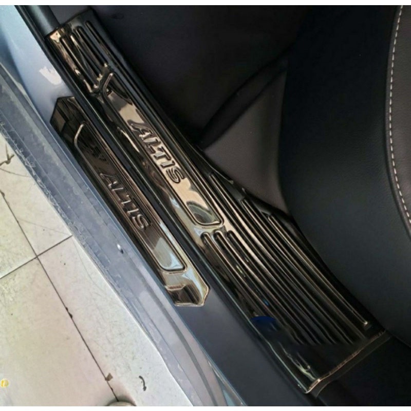 Nẹp bậc cửa, ốp bậc xe Toyota Altis 2022 2023 mẫu carbon cao cấp tặng kèm keo dính