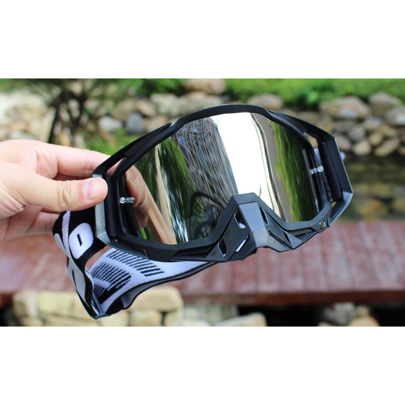 Kính Bảo Hộ 100% An Toàn Khi Lái Xe Mô Tô