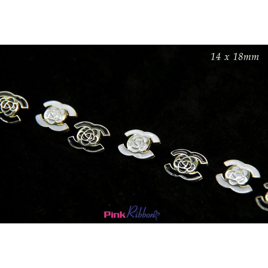 Charm chữ X hình hoa có tai treo màu đen-trắng