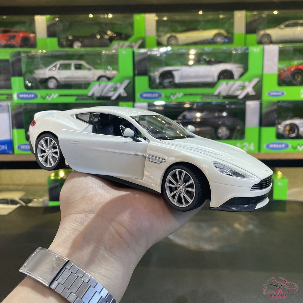 Mô hình xe trưng bày Aston Martin Vanquish tỉ lệ 1:24 Welly màu trắng