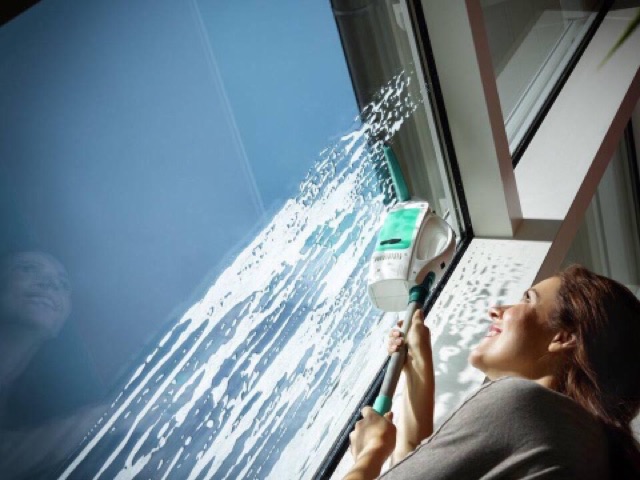 Máy lau kính Leifheit cầm tay  có kèm gậy nối dài