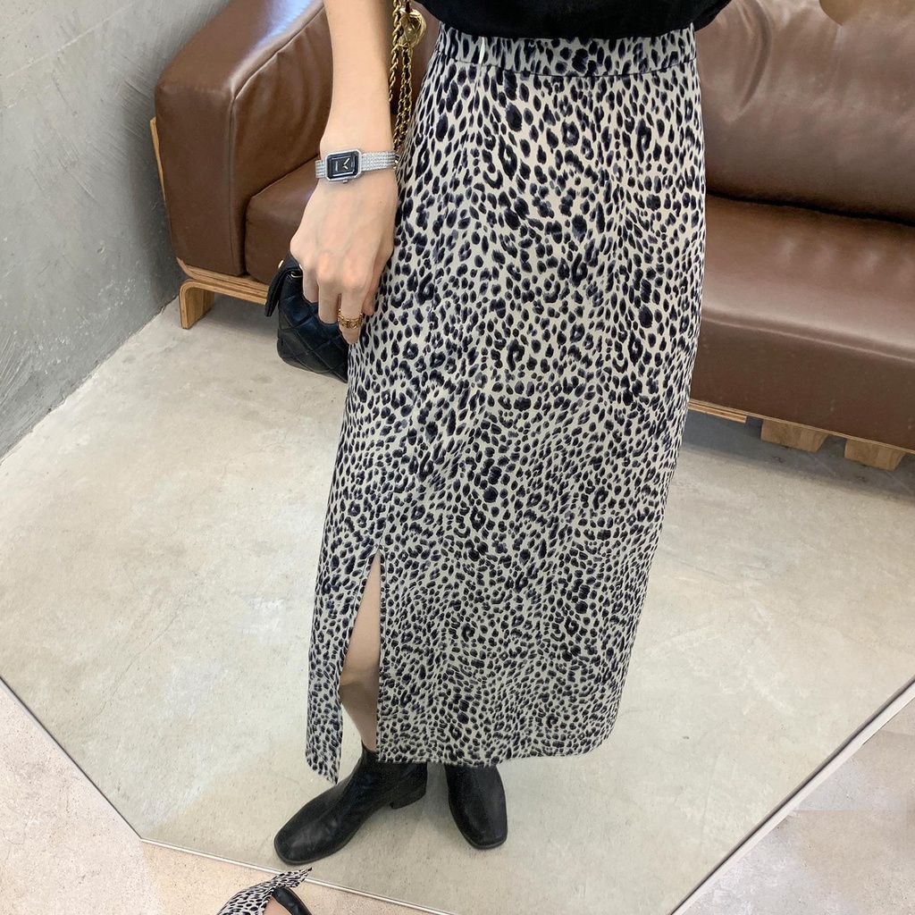 Chân váy lưng cao thiết kế xẻ tà họa tiết da báo quyến rũ thời trang