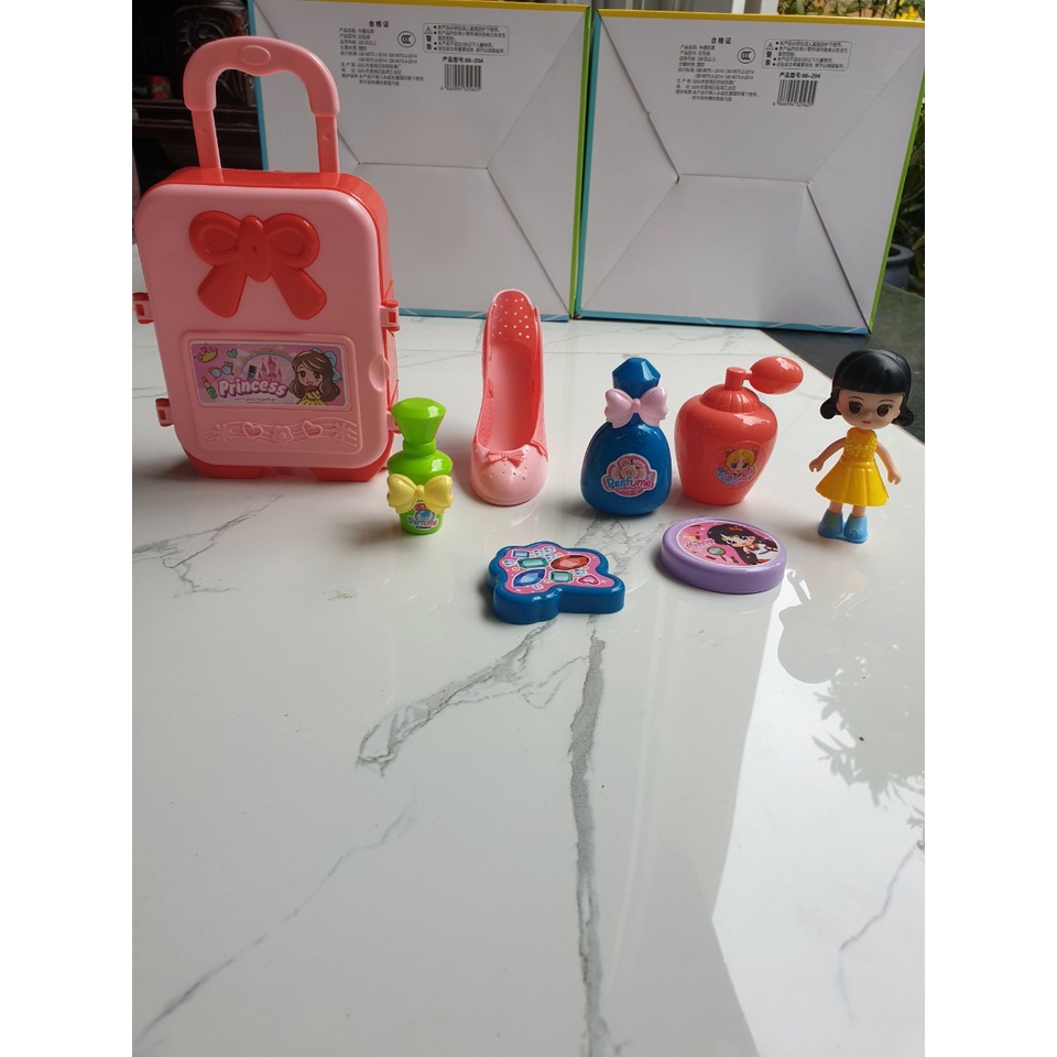 Đồ chơi búp bê kèm vali kéo chứa phụ kiện trang điểm và chiếc giày xinh xắn