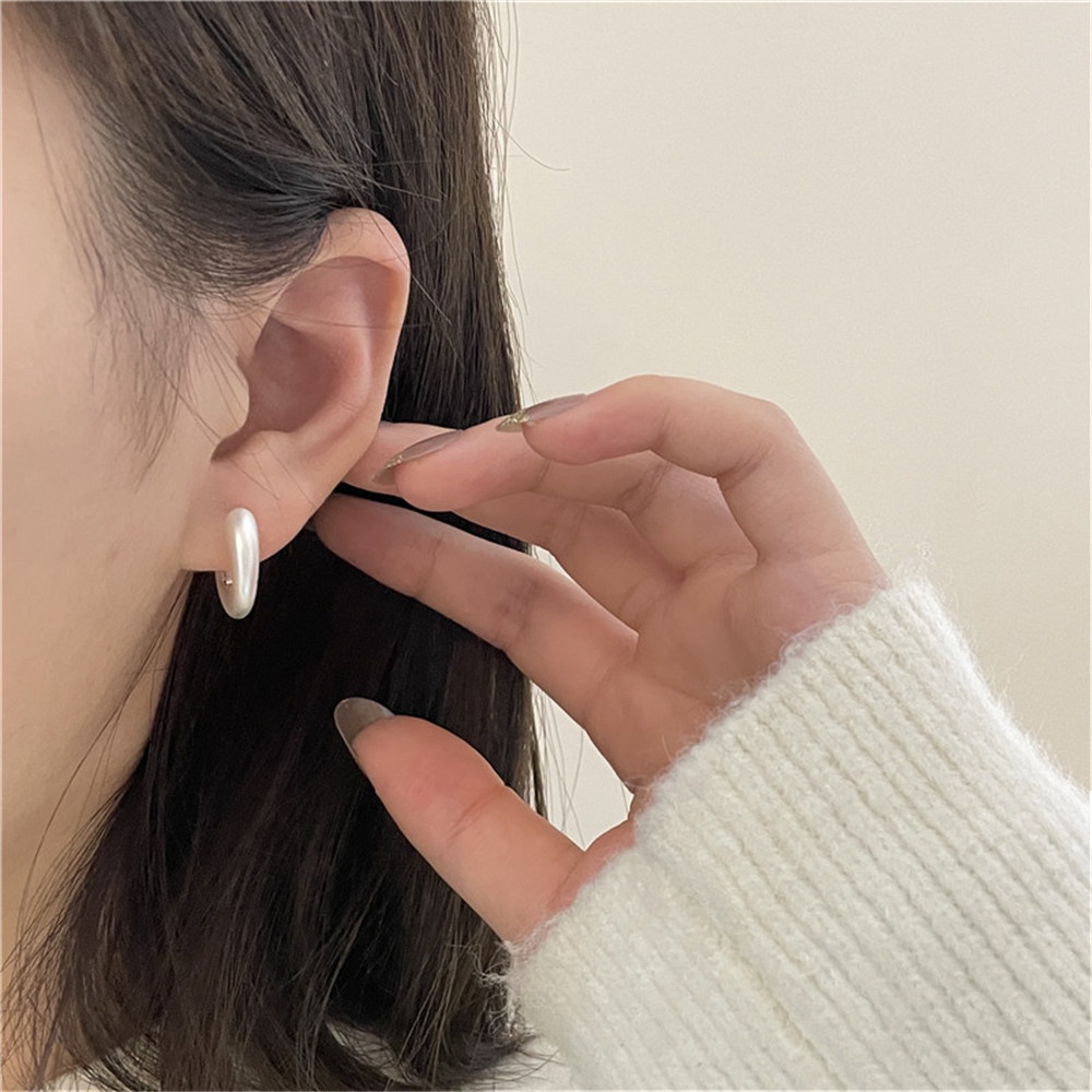 Khuyên Tai Tròn Bằng Kim Loại Màu Vàng / Bạc Sang Trọng Cho Nữ