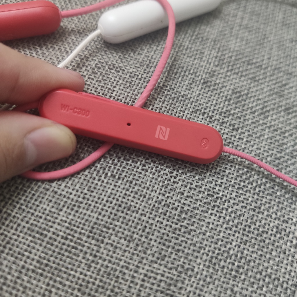 Puki shop / Tai nghe Bluetooth Sony wi-c300  like new tặng 1 đôi núm phụ sony