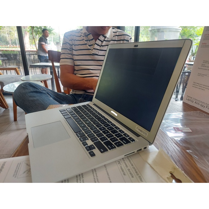 Tấm Dán màn hình chống nhìn trộm cho Macbook