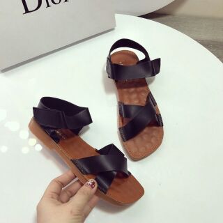 Sandal quai chéo hình chụp thật