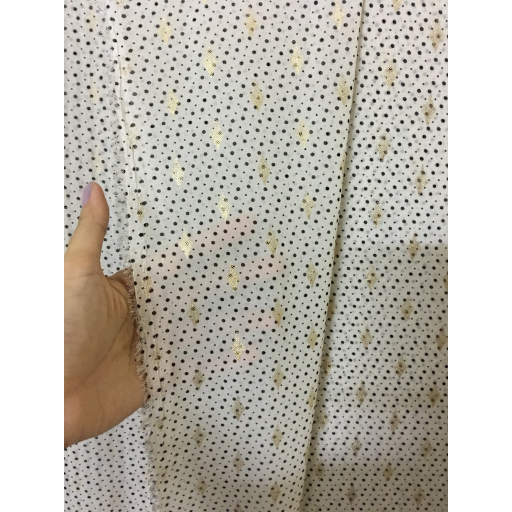 vải voan trắng bi đen kim tuyến vàng