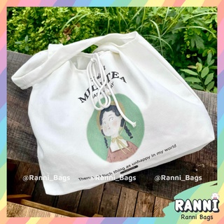 Túi tote vải canvas RANNI BAGS trắng Milk Tea phong cách Hàn Quốc, có dây cột và ngăn phụ bên trong.