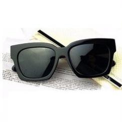 Mắt Kính chữ V Thời Trang ( Màu Đen)