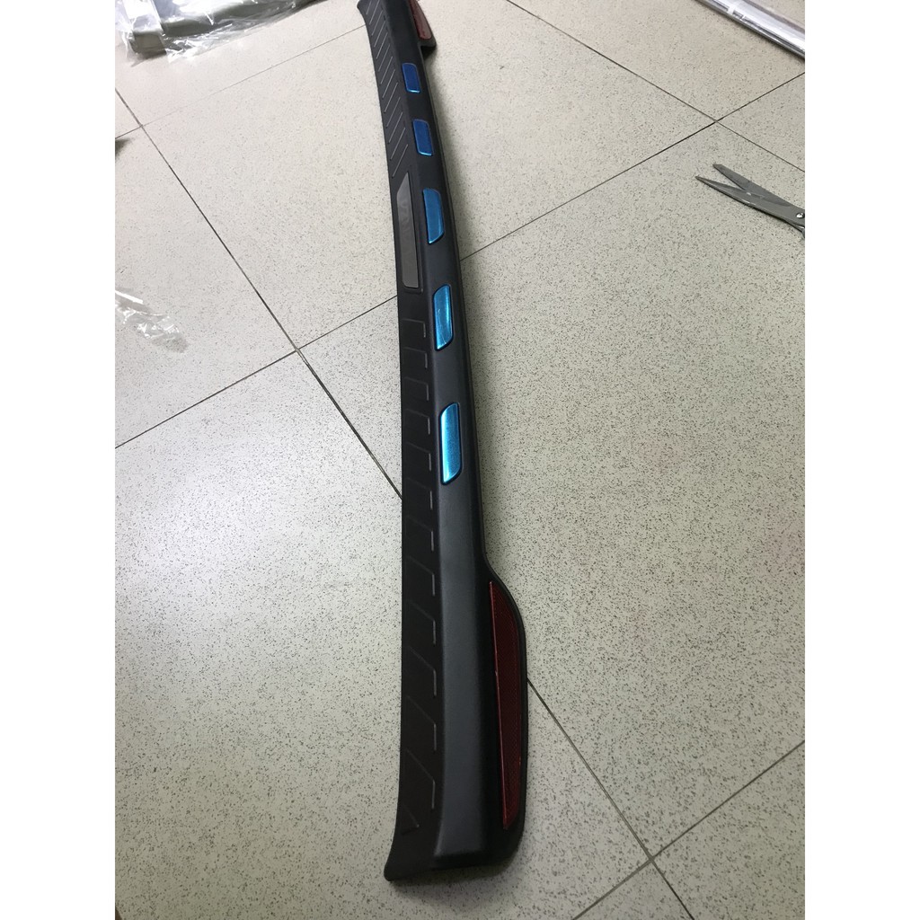 Ốp Chống trầy cốp ngoài xe Toyota Avanza loại nhựa 3D đời 2019 2020
