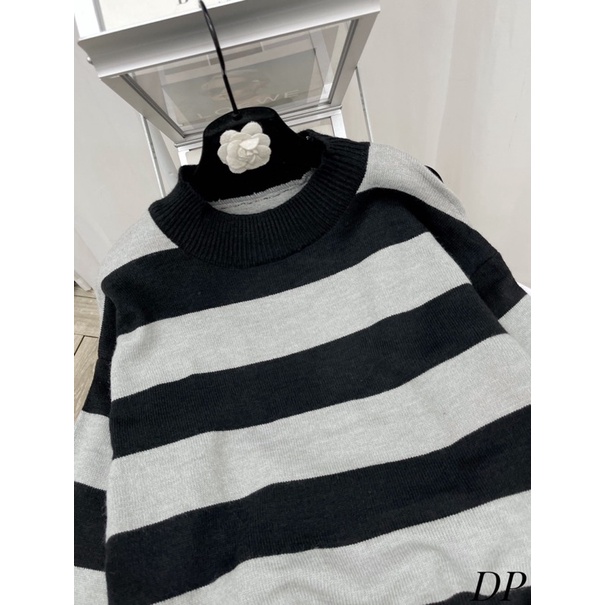 Áo len kẻ khoét một bên vai