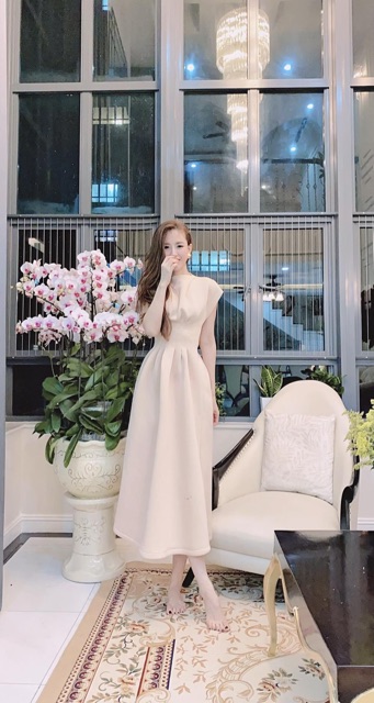 BÁN SỈ VÁY LỤA XOÈ BO EO KÈM HOA 2 MÀU CHO NỮ | BigBuy360 - bigbuy360.vn