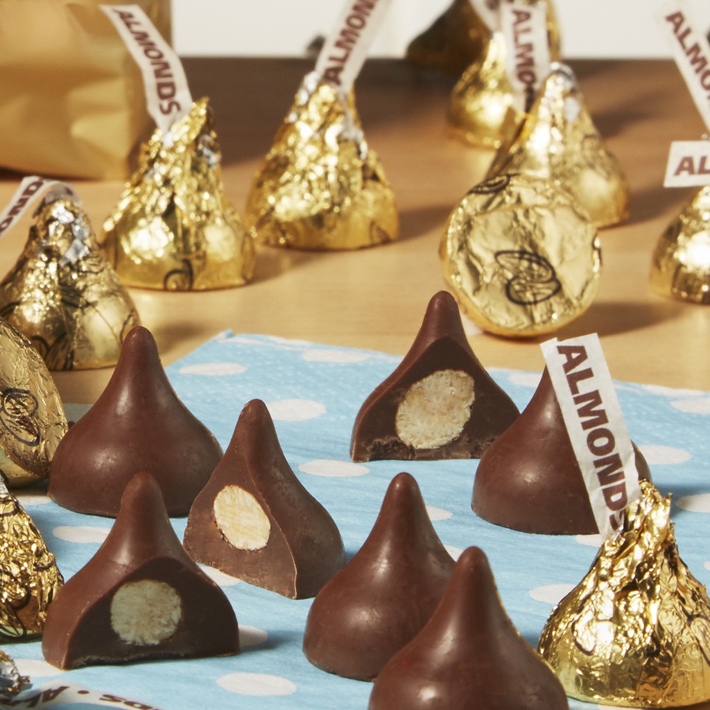 Socola HERSHEY’S KISSES Sữa Hạnh Nhân Lớn - HERSHEY’S KISSES Milk Chocolate with Almonds