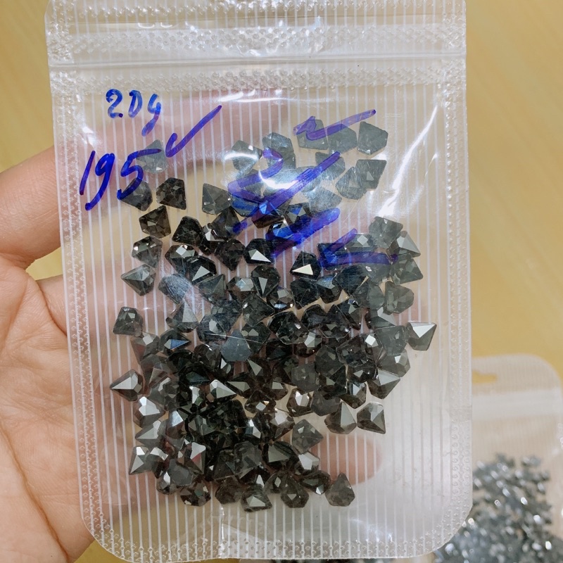 Đá khối chân nhọn đen mix hình (set 100 viên) - LanChiNail