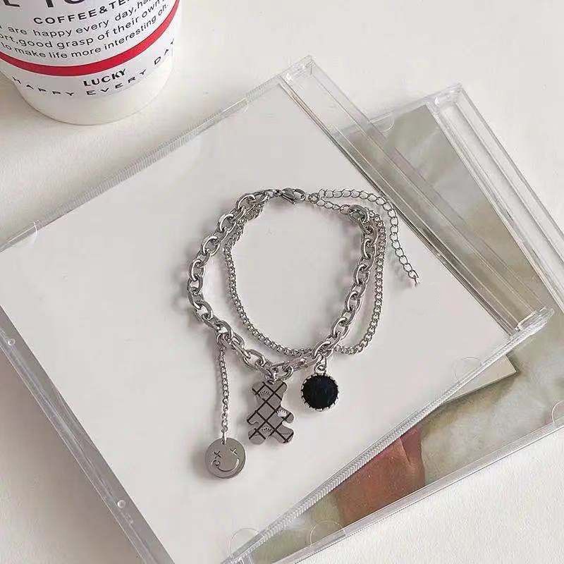 Vòng tay hợp kim mặt đồng xu khắc hình gấu