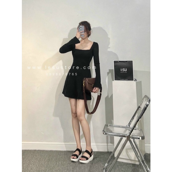Đầm đen cut out lưng cổ vuông