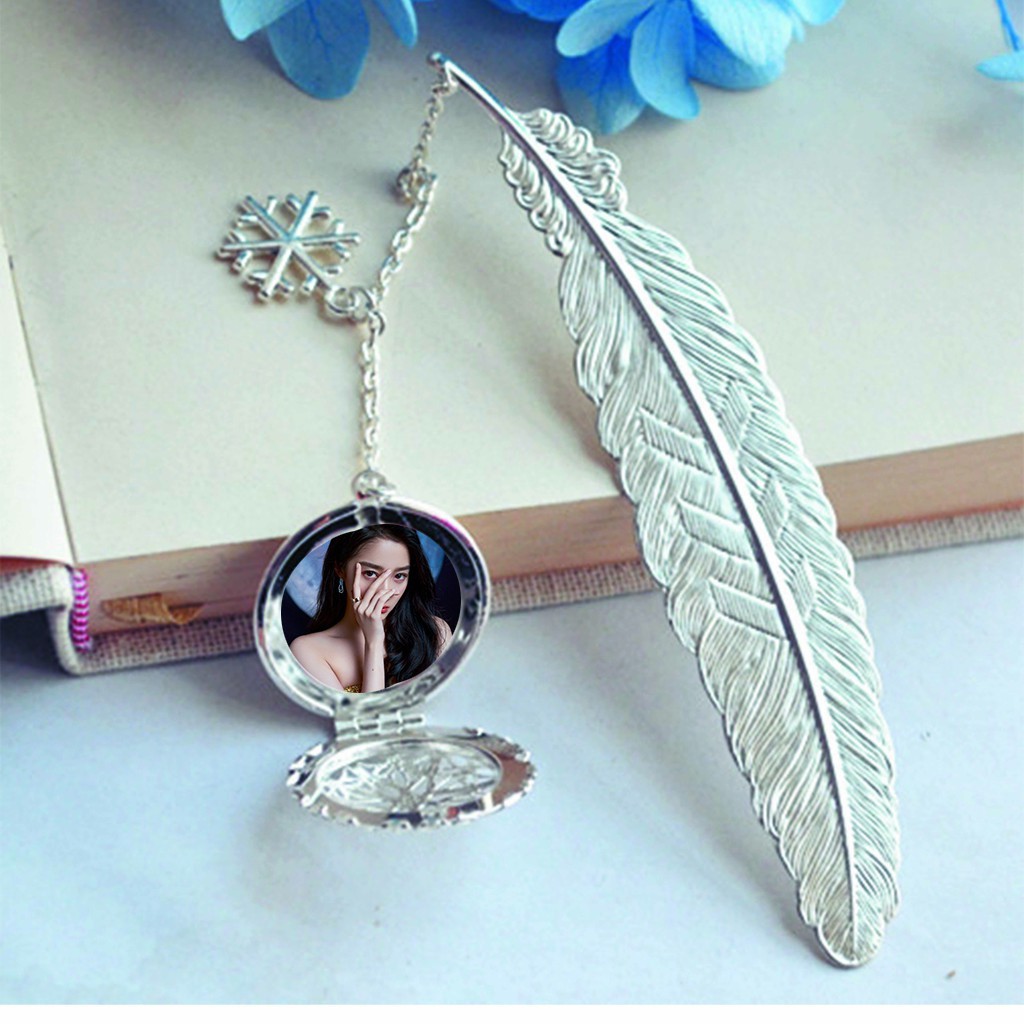 ( không kèm hộp ) Bookmark lông vũ gắn điệp IN HÌNH Quan Hiểu Đồng kim loại mỏng idol thần tượng cpop kpop