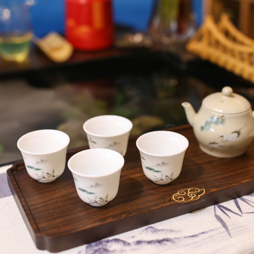 Chén trà sứ Cảnh Đức với nhiều hoạ tiết, dùng uống trà xanh, trà có hương thơm.