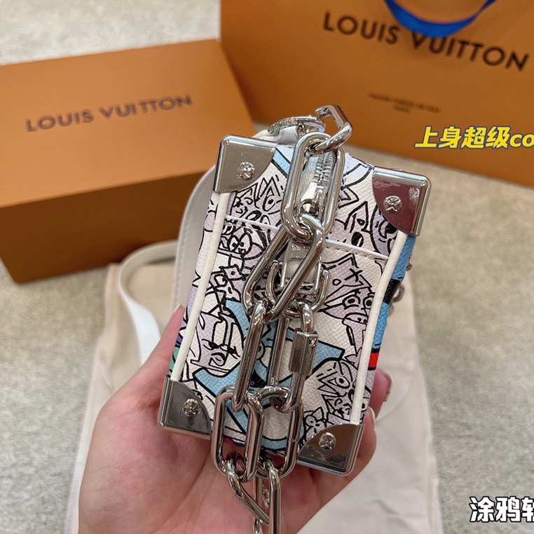 Túi đeo chéo hộp xích Louis Vuitton Trắng họa tiết LA 2022 on web fullbox