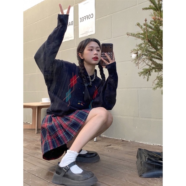 Set áo len polo xanh navy hoạ tiết quả trám + chân váy kẻ caro dáng ngắn dễ thương Yannie