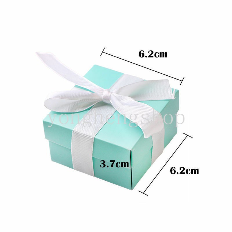 Hộp quà hình vuông màu xanh dương phối dây ruy băng phong cách Châu Âu