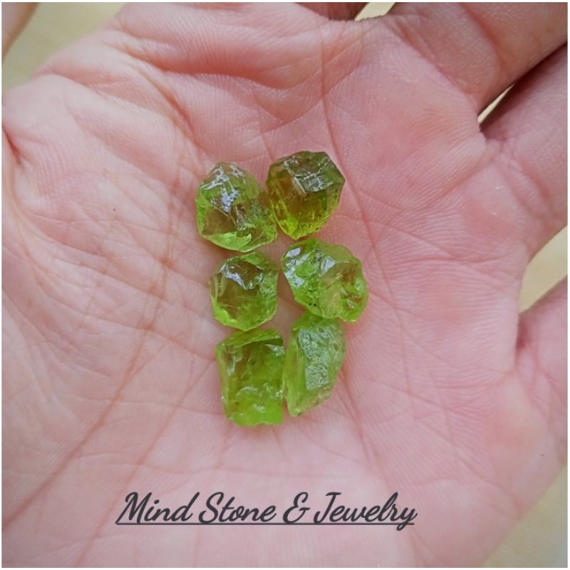 Viên đá Peridot chất lượng cao dùng sưu tầm, làm handmade tạo năng lượng tích cực
