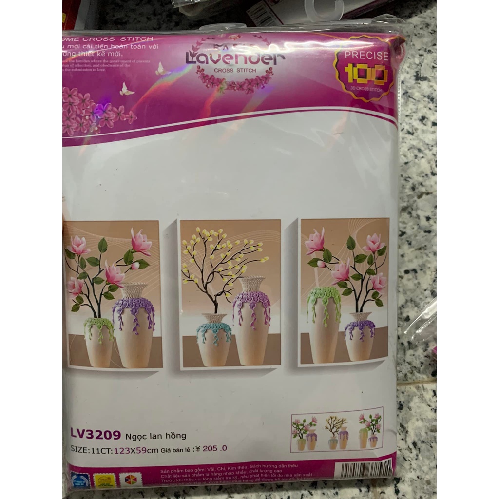Tranh thêu chữ thập bình hoa 3 bức KT:123x59cm,tranh chưa thêu.Tặng kéo và xỏ chỉ.