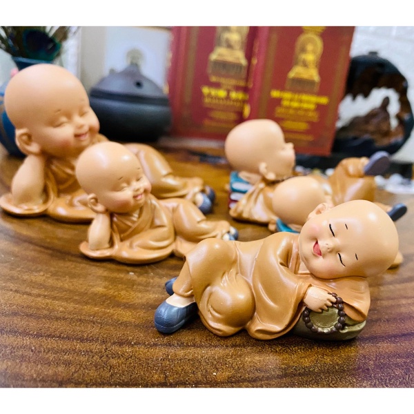 Tượng chú tiểu mini mẫu nằm đáng yêu  trang trí nhà cửa, xe ô tô - Linh Tinh 10k