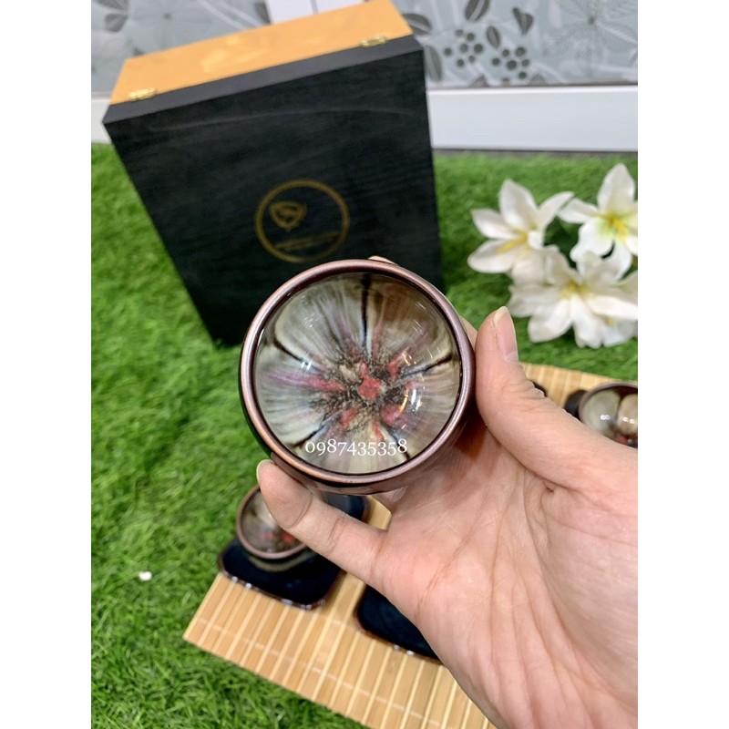 Ấm chén chóp men hoả biến hoa nở trong lòng chén