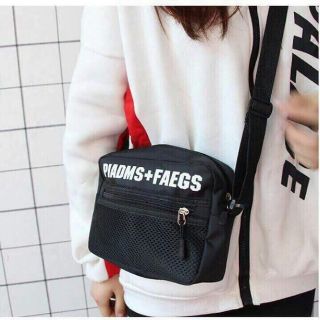 Túi đeo chéo lưới Piad