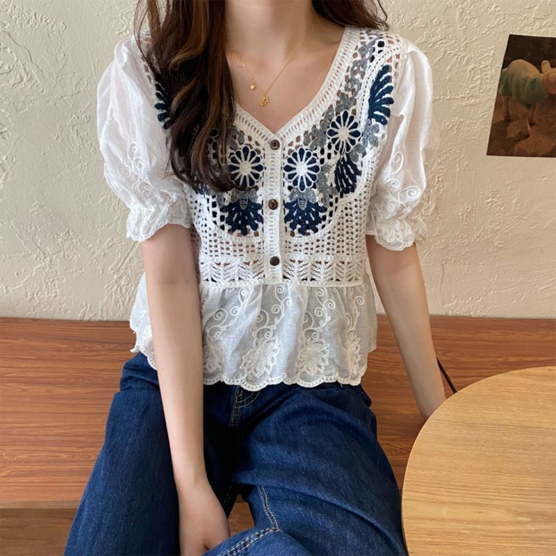 Áo Kiểu Chiffon Tay Ngắn Phồng Cổ Chữ V Phối Nút Họa Tiết Thêu Hoa Phong Cách Pháp Cho Nữ