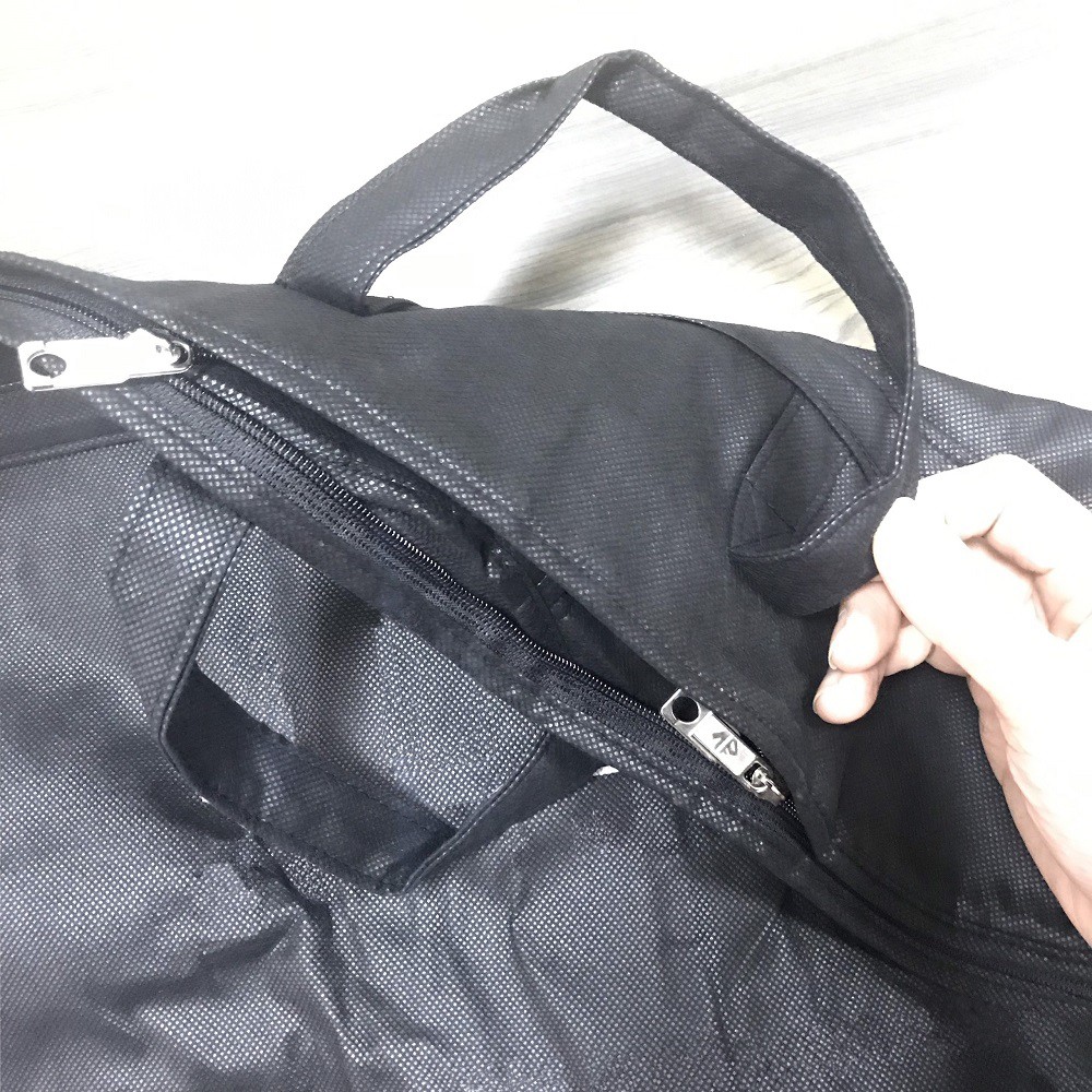 Túi đựng vest có quai xách - kích thước 60 x 100, chất liệu vải không dệt dày dặn.