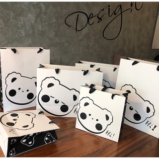 Túi giấy bìa cứng trắng logo GẤU HI! dễ thương, quai vải đen mềm